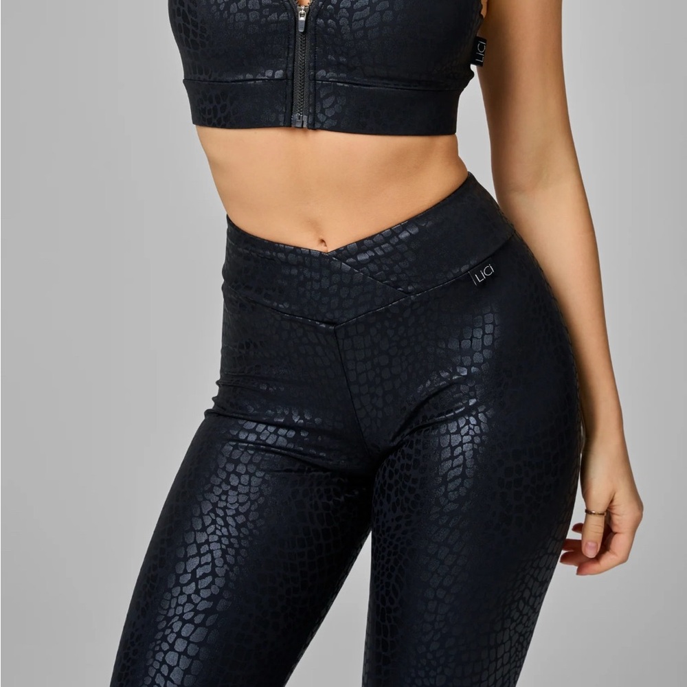 Black Textured V-cut Scrunch Leggings - Picture 3 of 4